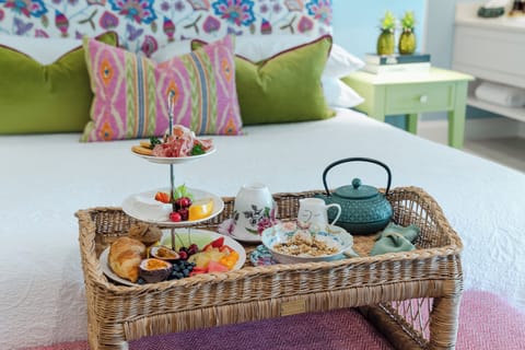 Superior Room, 1 King Bed | In-room dining