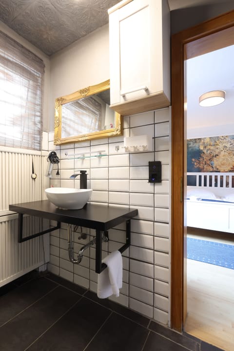 Basic Double Room, 1 Bedroom, City View | Bathroom | Shower, free toiletries, hair dryer, towels