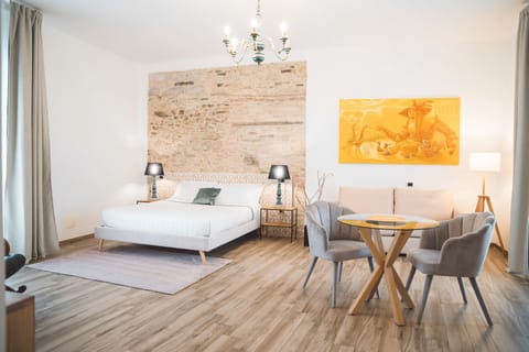 Superior Room | Minibar, in-room safe, desk, blackout drapes