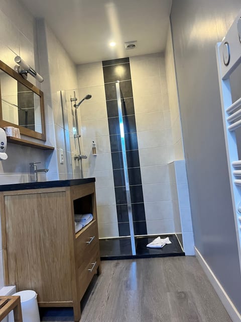 Superior Room | Bathroom | Free toiletries, hair dryer, towels