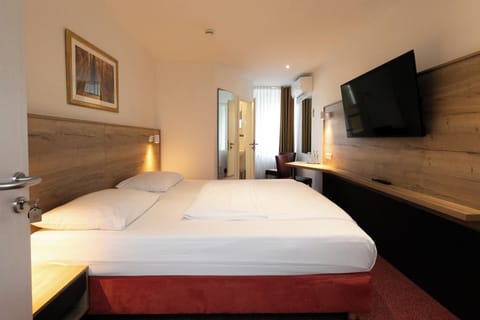 Comfort Room | 1 bedroom, premium bedding, pillowtop beds, minibar