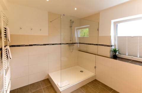 Junior Suite | Bathroom | Shower, hair dryer, bathrobes, towels