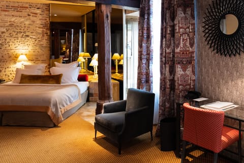 Deluxe Suite, Courtyard View | 1 bedroom, premium bedding, minibar, in-room safe