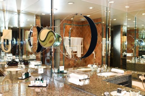 Deluxe Suite, Courtyard View | Bathroom | Separate tub and shower, rainfall showerhead, free toiletries