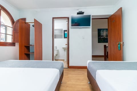 Triple Room | Individually furnished, desk, blackout drapes, bed sheets