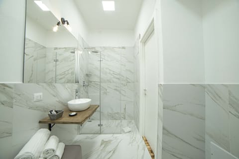 Superior Double or Twin Room | Bathroom | Shower, free toiletries, hair dryer, bidet