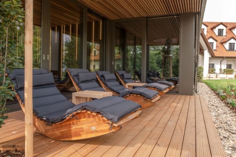 Sauna, hot tub, steam room