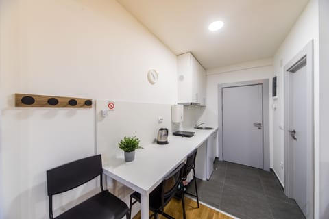 Comfort Studio | Private kitchen | Mini-fridge, electric kettle, toaster, paper towels