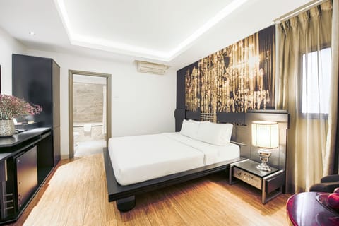 Deluxe Room, 1 Double Bed | Minibar, desk, free WiFi, bed sheets
