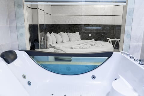 No Window Economy King Room with SPA | Bathroom | Towels