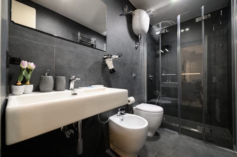 Camera Queen Standard con letto matrimoniale o 2 letti singoli. | Bathroom | Shower, rainfall showerhead, free toiletries, hair dryer