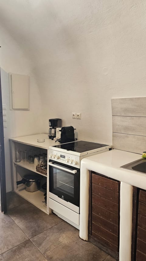 House | Private kitchen | Fridge, microwave, electric kettle, cookware/dishes/utensils