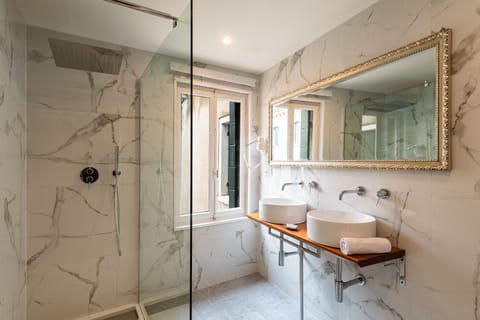 Shower, rainfall showerhead, free toiletries, hair dryer