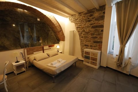 Double Room, Sea View (Newport) | In-room safe, desk, free WiFi, bed sheets