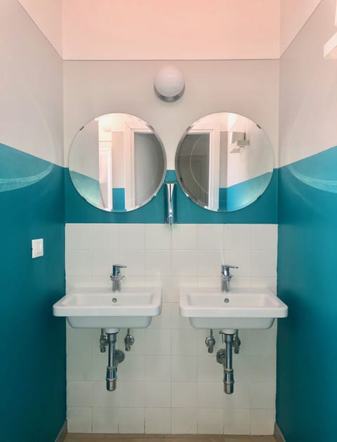 Dormitorio Femminile | Bathroom | Shower, rainfall showerhead, bidet, towels