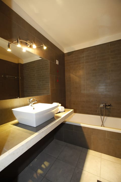 Standard Double Room | Bathroom | Hair dryer, bathrobes, towels