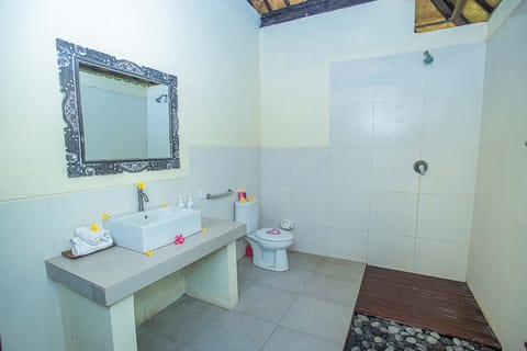 Bungalow | Bathroom | Shower, rainfall showerhead, towels, soap