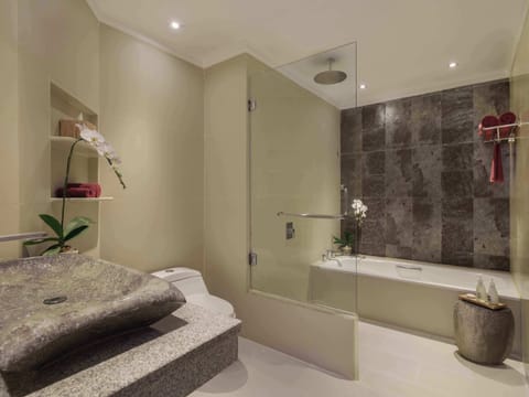 Junior Suite | Bathroom | Shower, hair dryer, slippers, towels