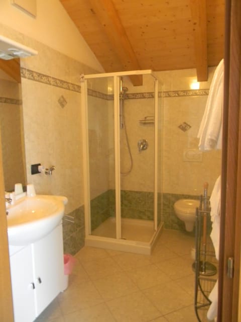 Jetted tub, bidet, towels, soap