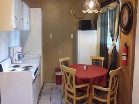 Standard Cabin, 2 Queen Beds | Private kitchenette | Fridge, microwave, oven, stovetop