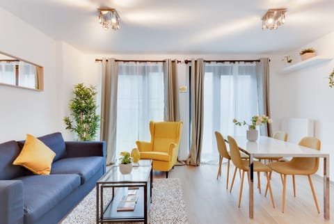 Deluxe Apartment | Living area | Flat-screen TV
