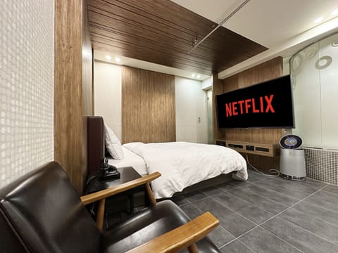 VIP Business (Twin) | Desk, free WiFi, bed sheets