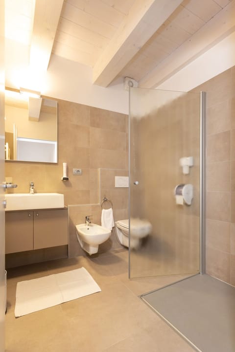 Family Room | Bathroom | Shower, hair dryer, towels