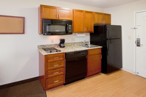 Full-size fridge, microwave, stovetop, dishwasher