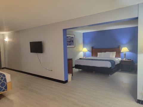 Deluxe Studio Suite, Multiple Beds, Non Smoking | Desk, laptop workspace, iron/ironing board, free WiFi