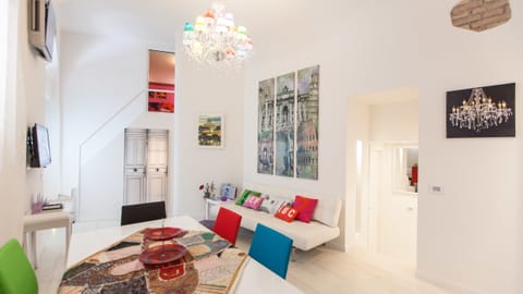 Apartment | Living area | 24-cm TV with digital channels