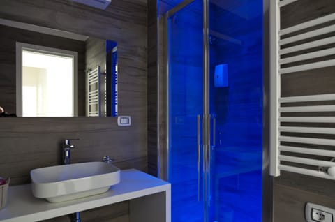 Shower, rainfall showerhead, free toiletries, hair dryer