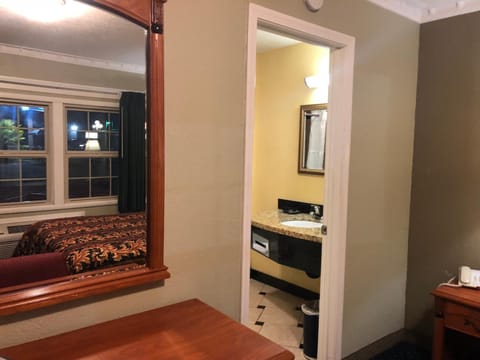 Desk, laptop workspace, soundproofing, free WiFi