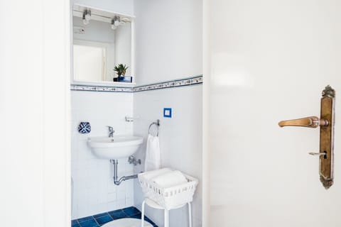Classic Double Room | Bathroom | Shower, hair dryer, bidet, towels