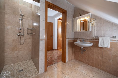 Economy Triple Room, 1 Bedroom, Non Smoking, Air conditioning | Bathroom | Shower, hair dryer, slippers, towels