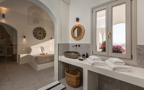 Superior Suite with Caldera View Indoor Hot Tub | Bathroom | Bathtub, deep soaking tub, free toiletries, hair dryer