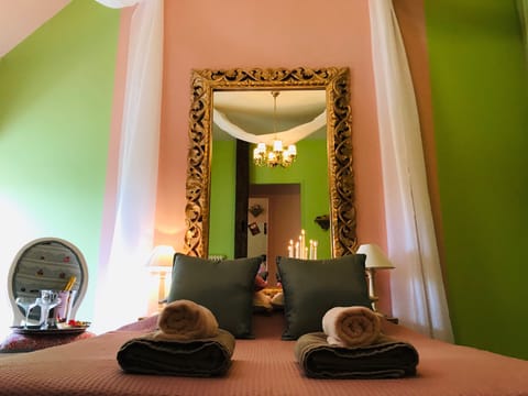 Double Room (Gourmandises de Taty) | Individually decorated, individually furnished, free WiFi, bed sheets