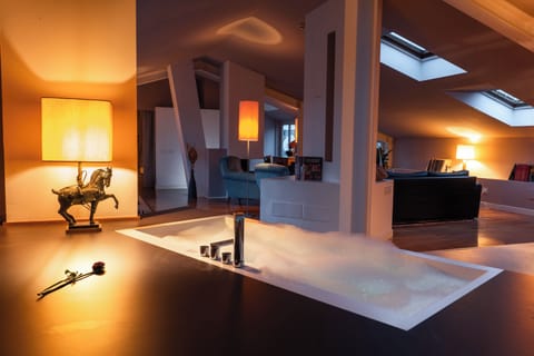 Royal Suite | Minibar, in-room safe, desk, blackout drapes