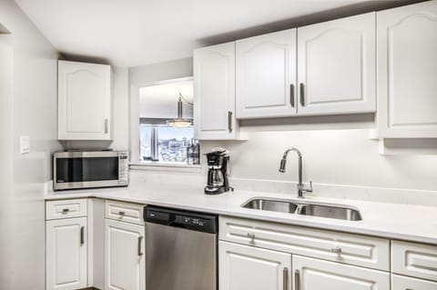 Suite, 1 Bedroom, Marina View | Private kitchen