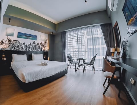 Deluxe Studio Suite, 1 Queen Bed | Laptop workspace, free WiFi, bed sheets