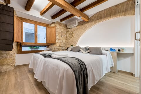 Twin Room, City View (4) | Individually decorated, individually furnished, laptop workspace