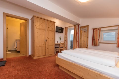 Standard Studio | Hypo-allergenic bedding, in-room safe, blackout drapes, soundproofing