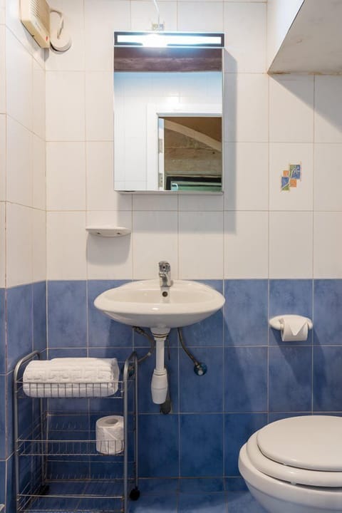 Apartment, 2 Bedrooms | Bathroom | Shower, rainfall showerhead, towels