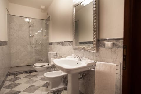 Double Room | Bathroom | Shower, free toiletries, hair dryer, bidet