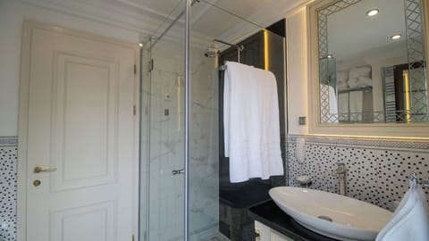 Deluxe Double Room | Bathroom | Free toiletries, hair dryer, bathrobes, slippers