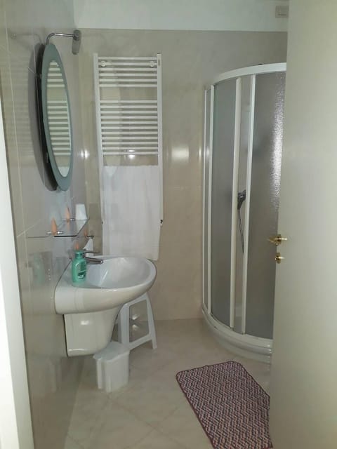 Single Room | Bathroom | Shower, hair dryer, bidet, towels