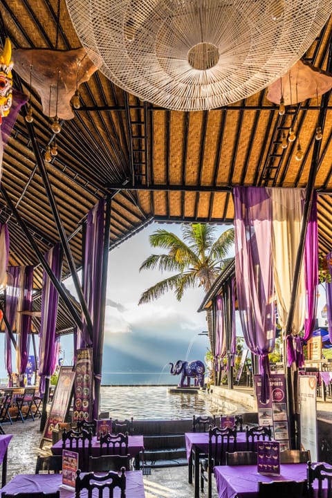 Breakfast, lunch and dinner served