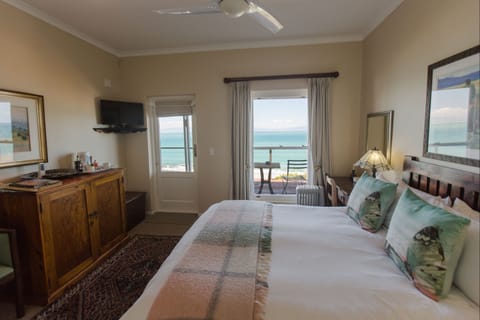 Queen Bed Direct Balcony Access | 6 bedrooms, premium bedding, down comforters, Select Comfort beds