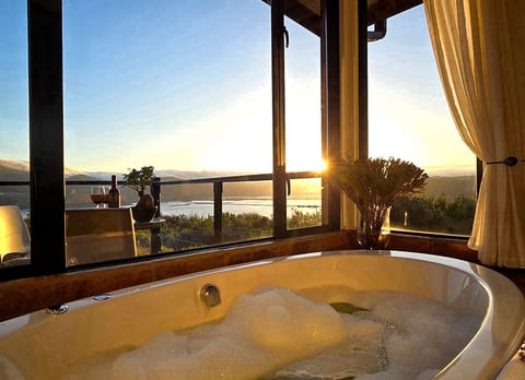 Suite, 1 King Bed, Lagoon View | Jetted tub