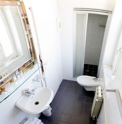 Standard Double or Twin Room | Bathroom | Shower, free toiletries, hair dryer, bidet