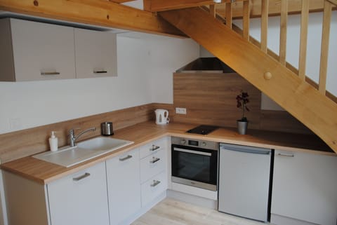 Superior Apartment (103) | Private kitchen | Electric kettle